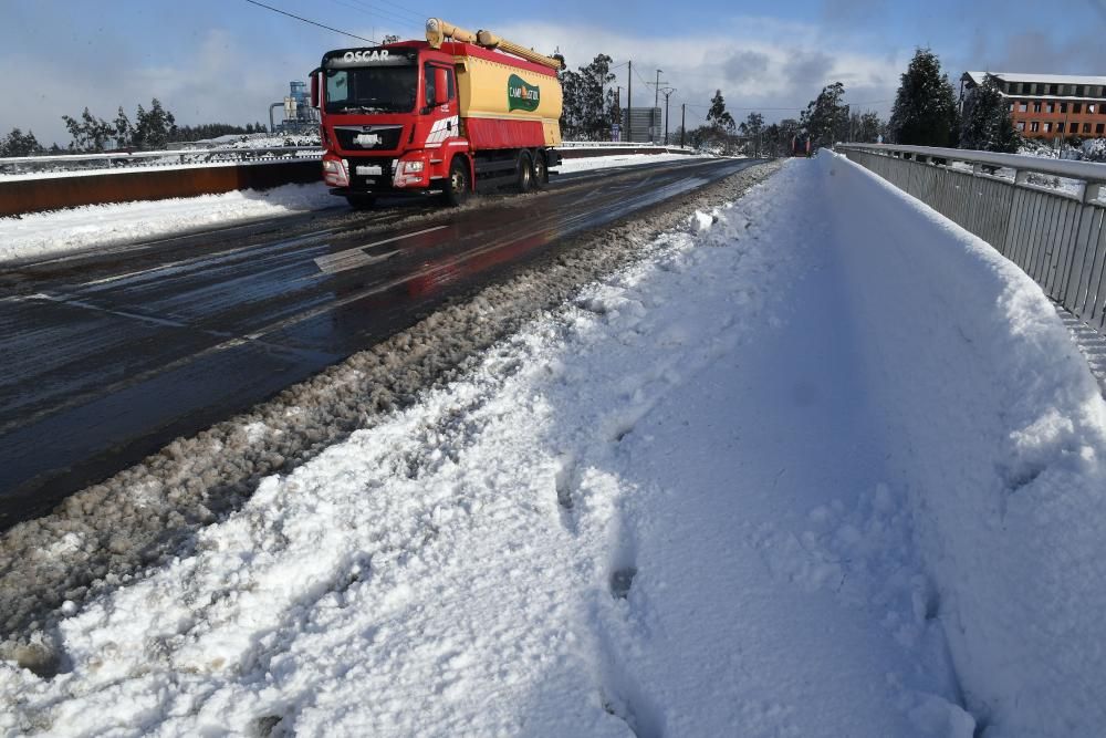 La nieve complica el tráfico en la A-6