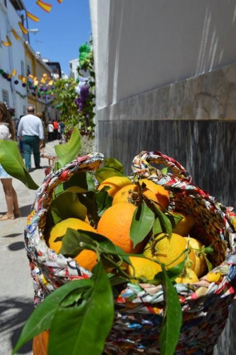 El Cristo del Perdón y de la Vera Cruz ha recorrido las calles, decoradas con cruces florales, macetas, enseres y banderillas de colores, acompañado de cientos de fieles