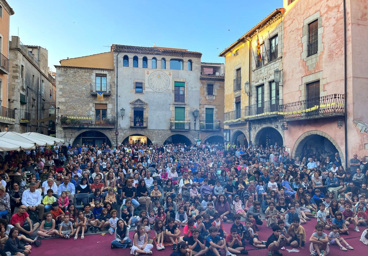 Imatge de la plaça de la Vila durant un espectacle gratuït de màgia popular.