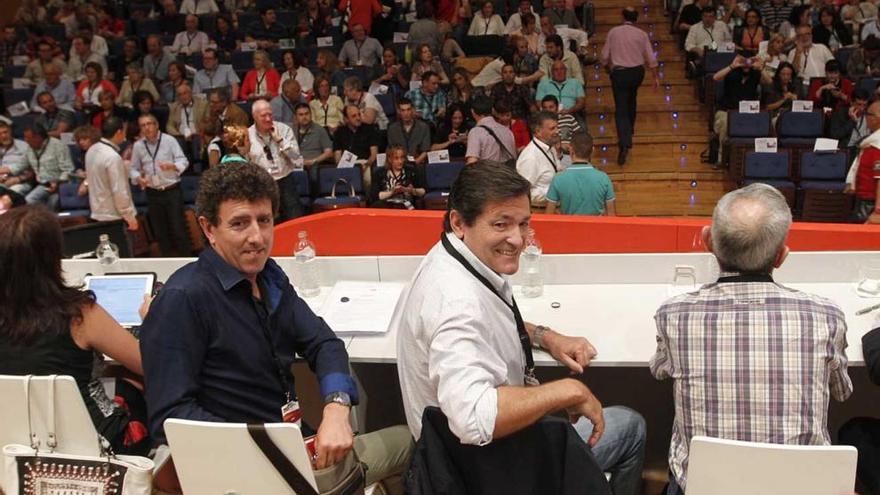 Jesús Gutiérrez y Javier Fernández, ayer, durante el congreso extraordinario de la FSA-PSOE.