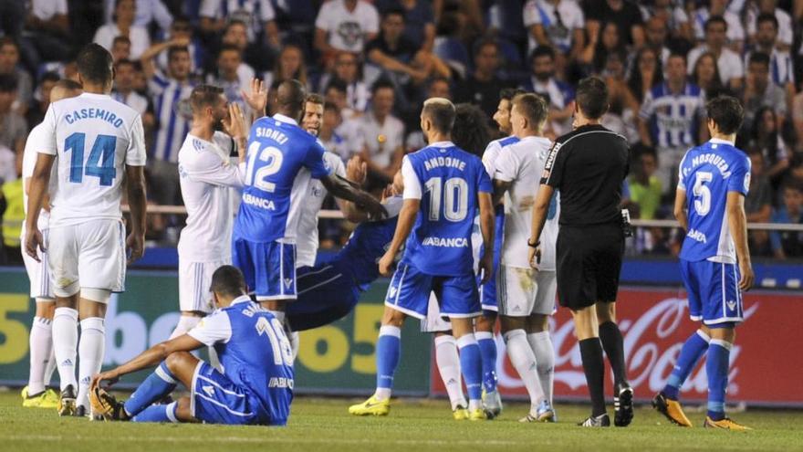 Futbolistas de ambos equipos tras golpear Ramos a Schärr.