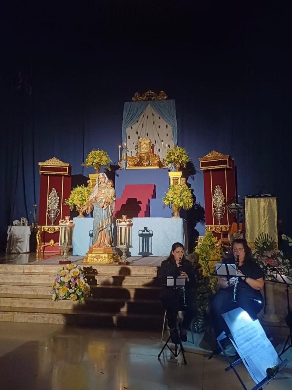 Vigilia de felicitación a María Auxiliadora en el Santuario, en la víspera de su festividad.