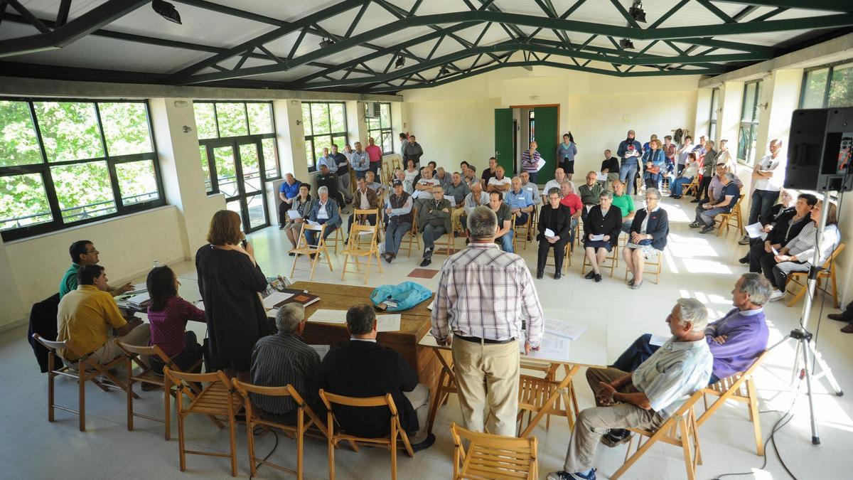 Una asamblea en la Casa de Cultura de Cea.