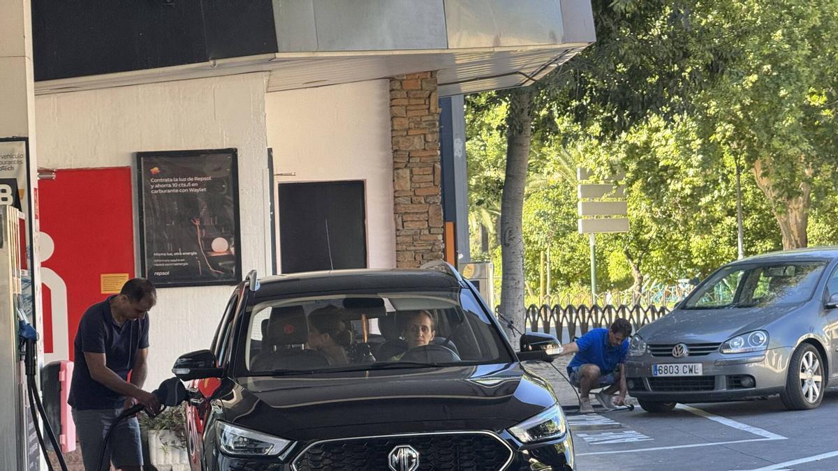 Un hombre reposta un vehículo en una gasolinera de Córdoba.