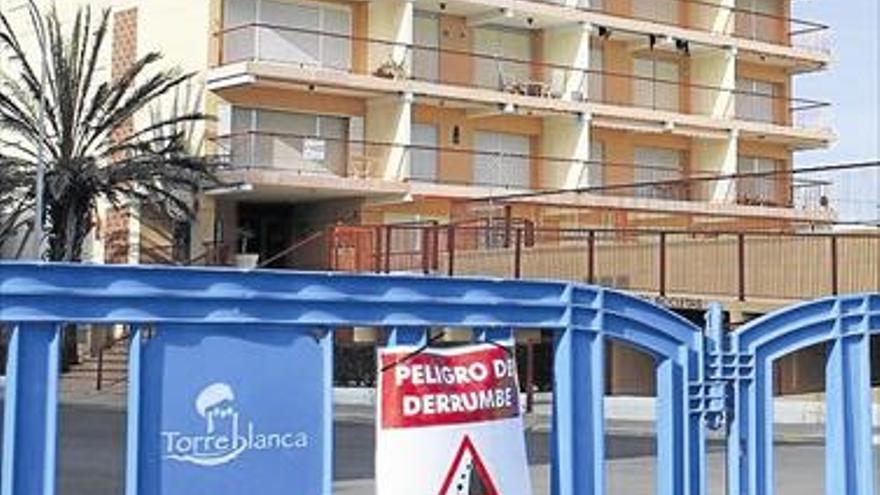 Efectúan nuevas pruebas en el bloque desalojado en Torreblanca