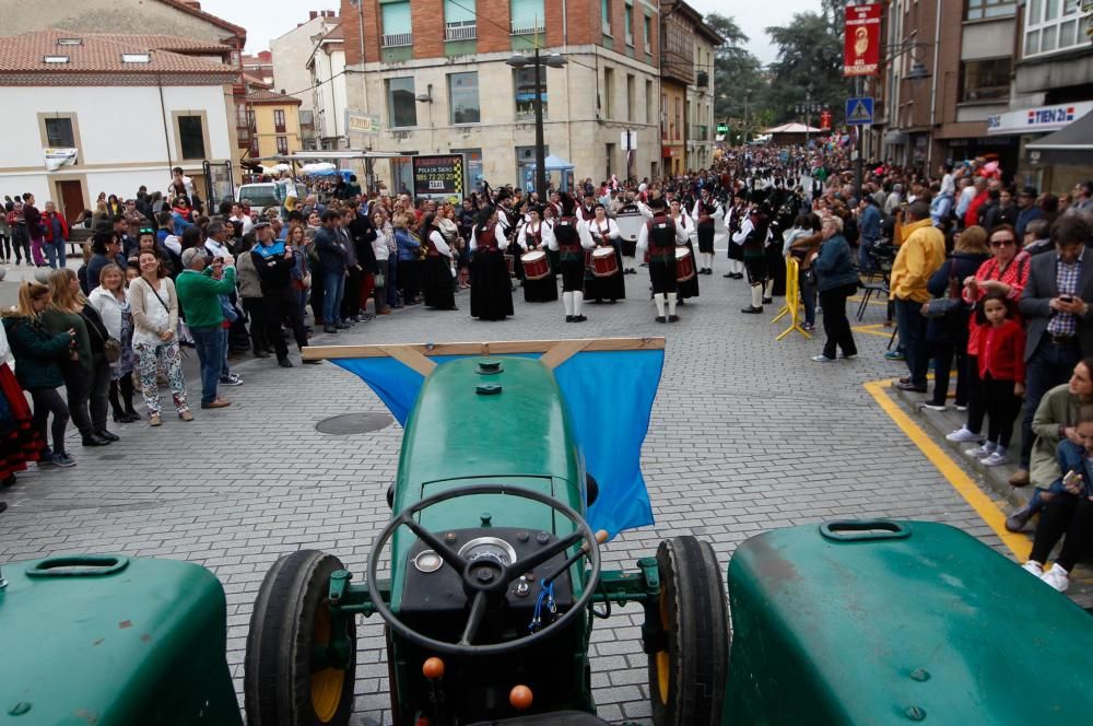 Desfile de grupos folclóricos en los Güevos Pintos 2017