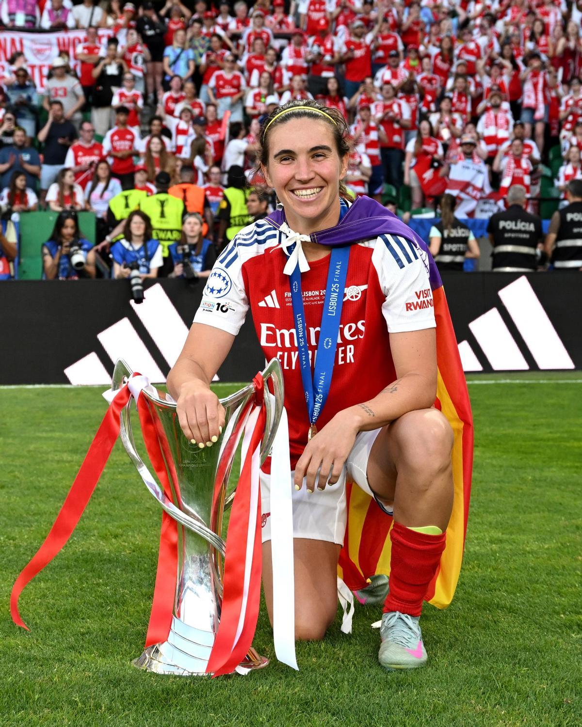 Mariona Caldentey posa en el césped con el trofeo de la Champions League
