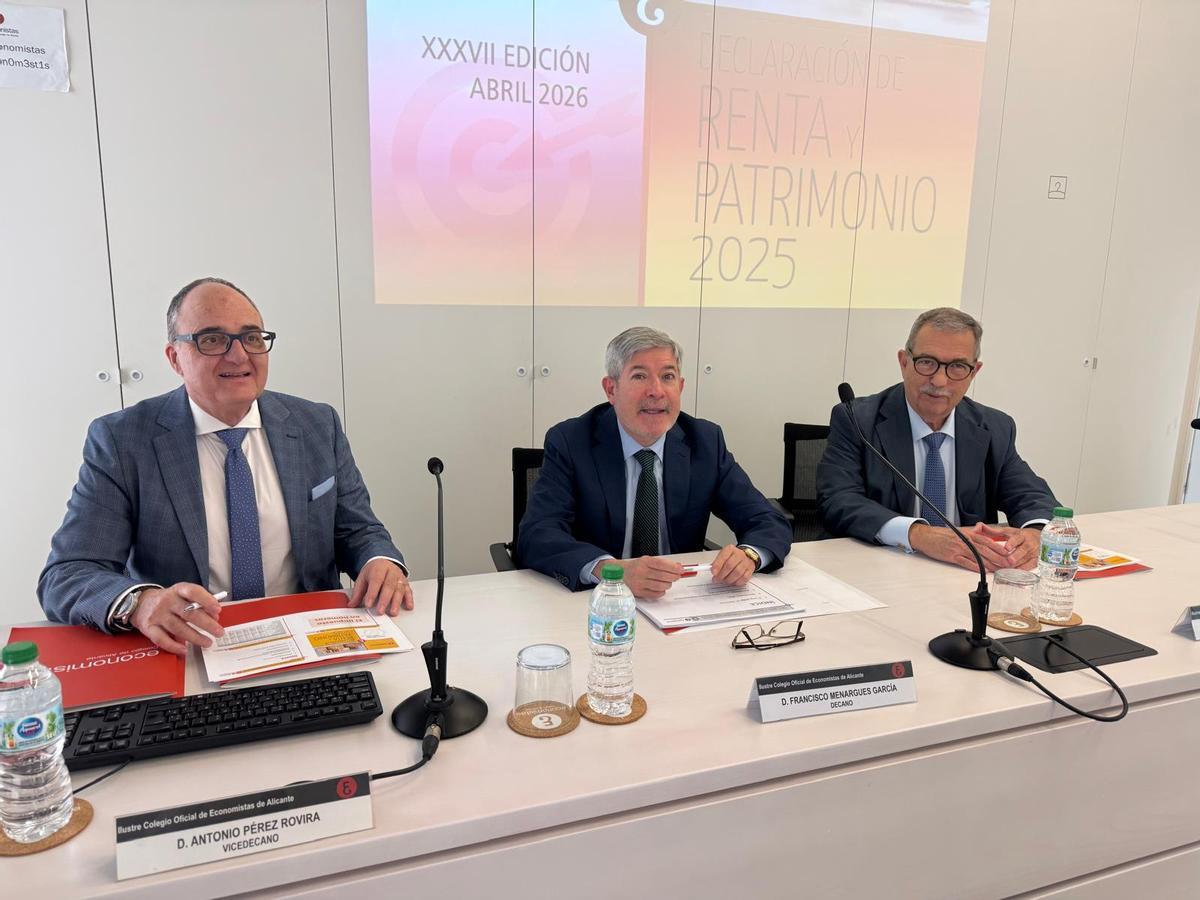 Antonio Pérez Rovira, Francisco Menargues y Antonio Rodríguez Villanueva, durante la presentación.
