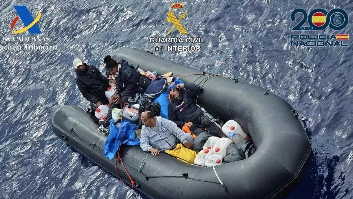 Detenidos los tripulantes de una narcolancha con 50 kg de cocaína cerca de Canarias: uno de ellos es gallego / ADUANAS