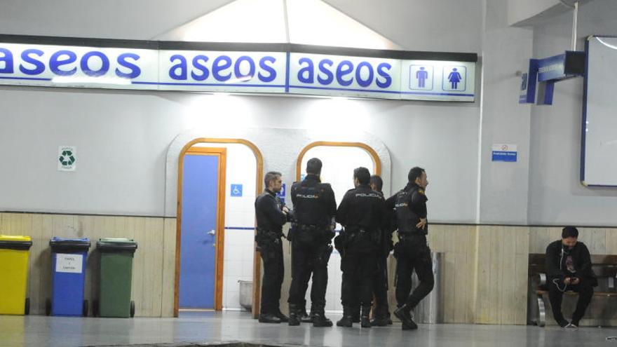 Agentes de la Policía Nacional, en la puerta de los aseos donde se produjo el suceso.