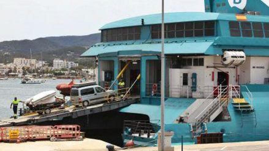 Embarque de vehículos en un ferri en el puerto de Sant Antoni.