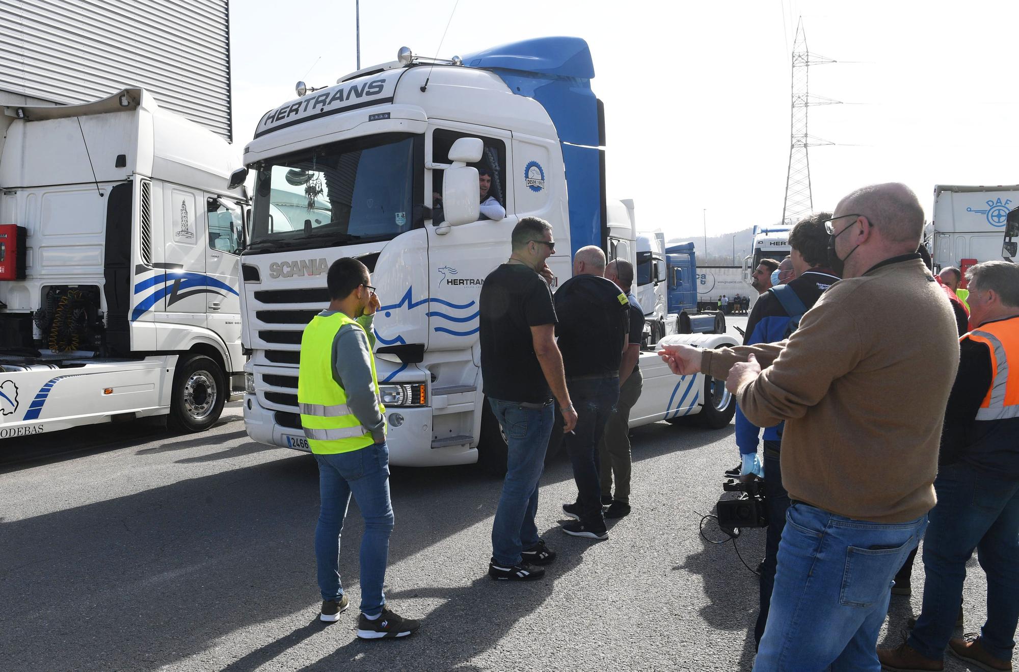 Una caravana de 200 vehículos protesta en A Coruña en el octavo día de huelga