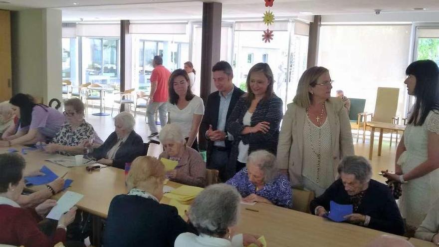 Fidalgo, Muñoz y Garrido durante su visita a la residencia de mayores. // FdV