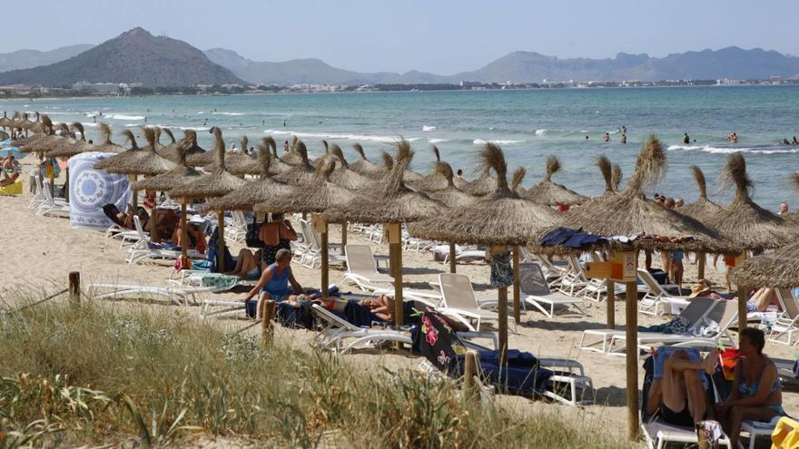 Die Playa de Muro hinter den Casetes des Capellans. Wer hier direkt am Strand parkt, muss mit einem Knöllchen rechnen.