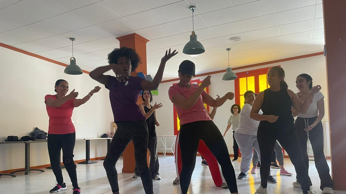 Dones participant en una de les activitats impulsades per «Dones en xarxa: teixint aliances».