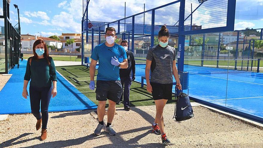 La edil Yolanda Navarro, izqda, junto a Héctor Cabrera e Irene Garí, ayer, en el polideportivo de Oliva.