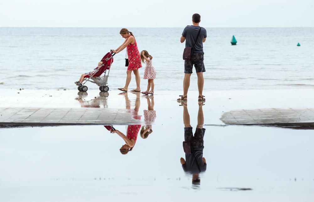 Las lluvias han partido en dos la playa de la Albufereta