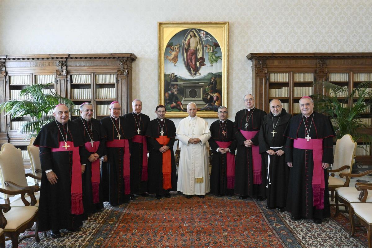 Archivo - El Papa León XIV (c) recibe a la Conferencia Episcopal Española (CEE) en el Vaticano, a 17 de noviembre de 2025, en Ciudad del Vaticano.