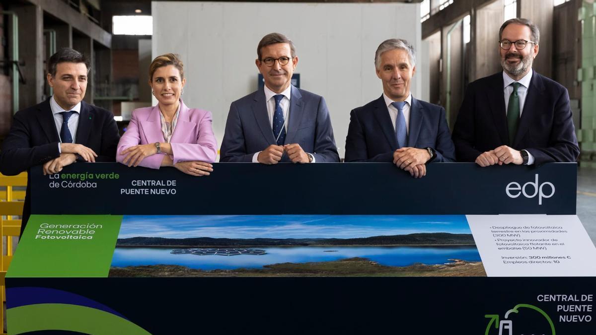 Autoridades y empresarios, durante la presentación del proyecto.