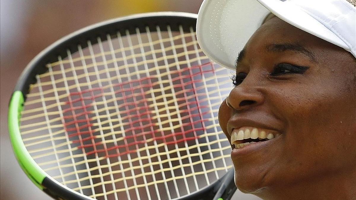 Venus Williams, feliz tras ganar a Konta en Wimbledon.