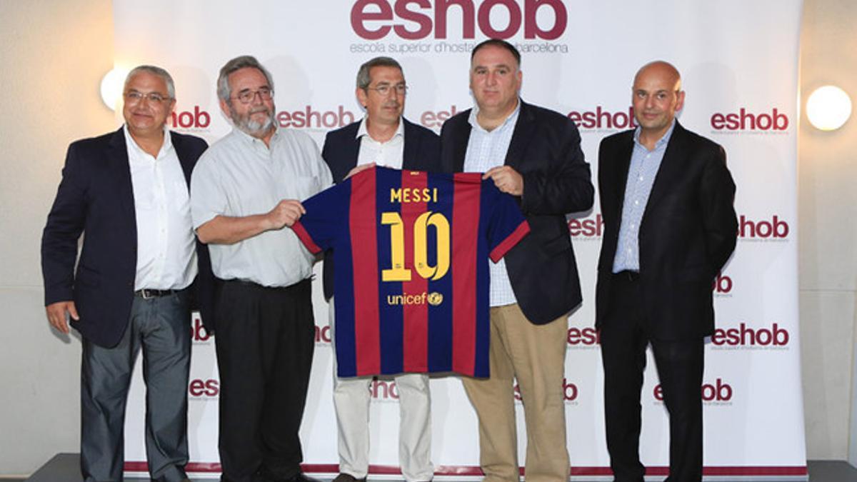 Jose Andrés tuvo de regalo una camiseta de Messi