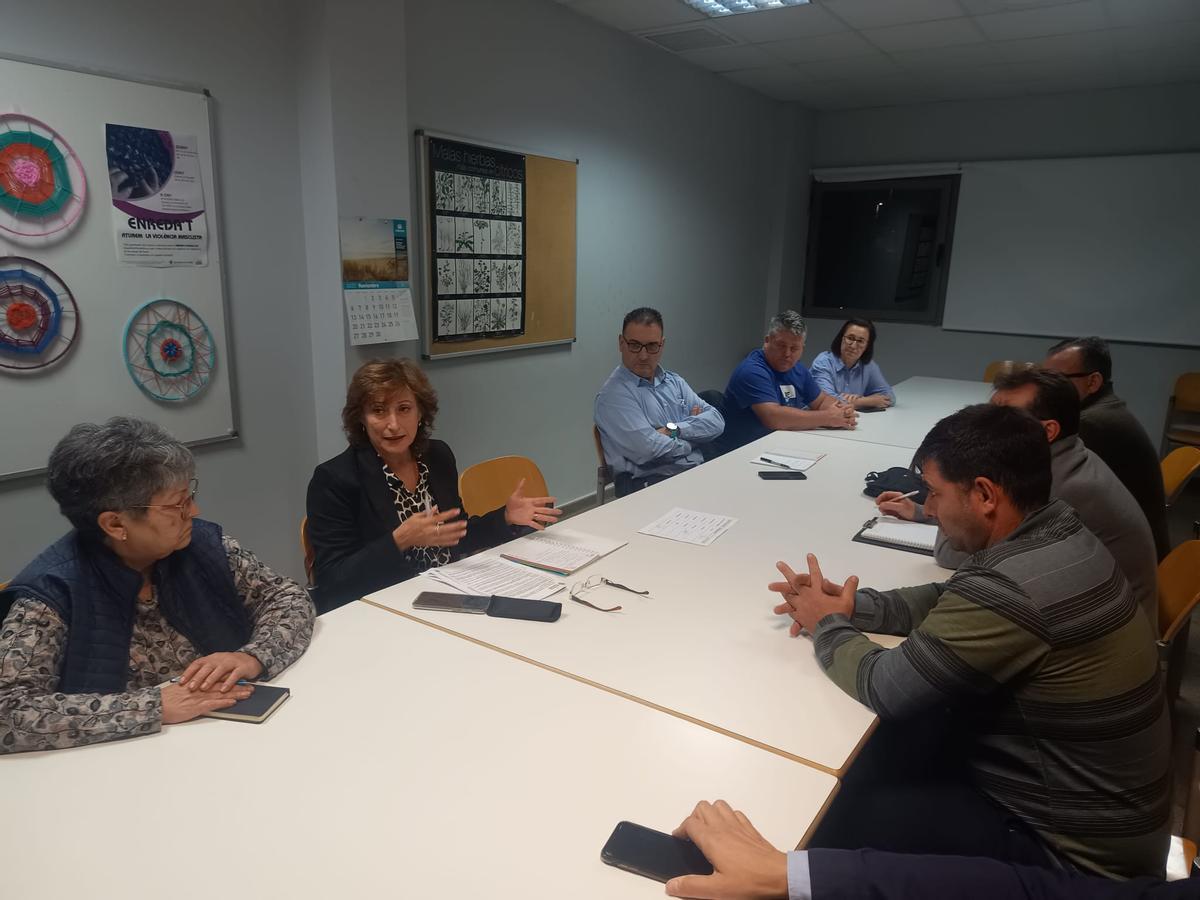 La edil del PSPV, Anunciación Láinez, en una reunión con las asociaciones vecinales de Castelló.