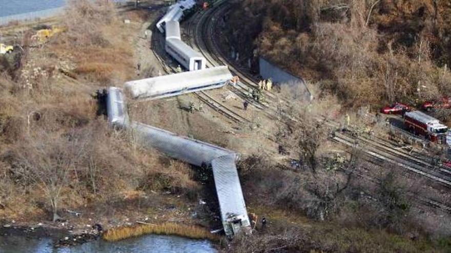 Cuatro muertos y más de 60 heridos al descarrilar un tren en Nueva York