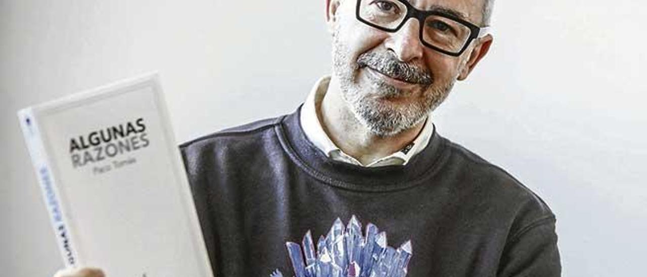 Paco Tomás posa con su nuevo libro ´Algunas razones´.