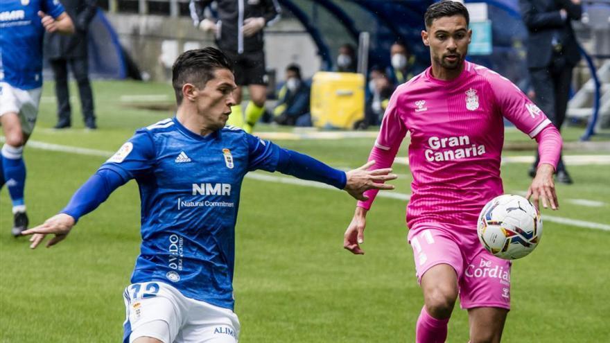 Un momento del partido entre el Real Oviedo y la UD Las Palmas