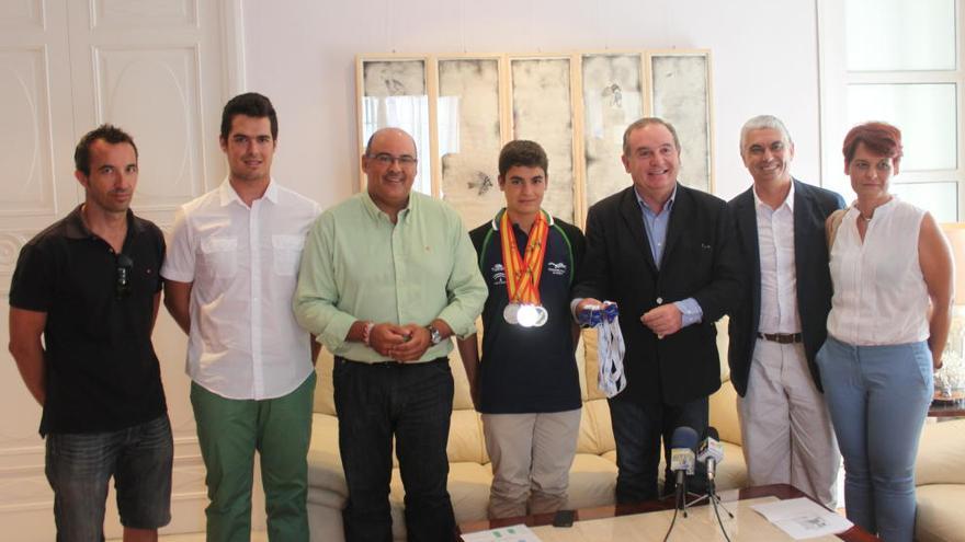 Delgado Bonilla recibe al nadador Javier Pastor, campeón de España de 100 libres y 200 crol