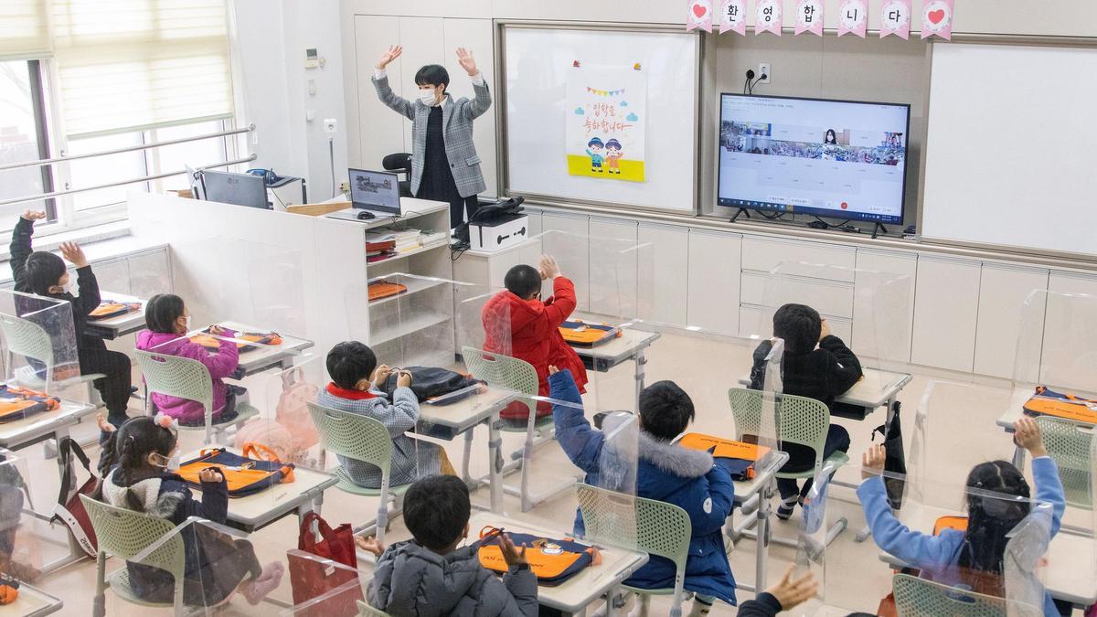 Alumnos de una escuela en Seúl atienden a su profesora.