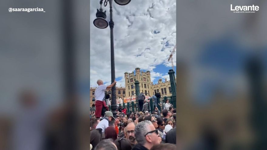 Momentos de tensión y nervios para intentar salir de la mascletà