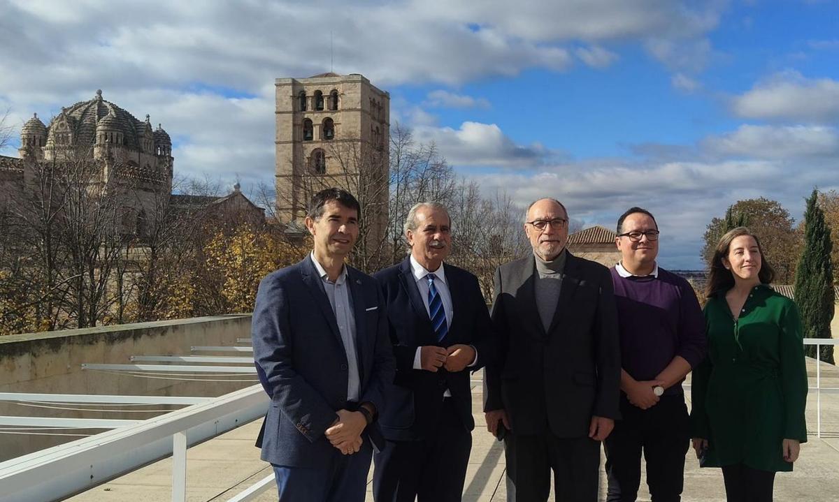 Por la izquierda: Fernando Rodríguez (profesor de la Universidad de Salamanca), Agustín S. de Vega (presidente del Consejo Consultivo), Francisco Ramos (consejero del Consejo Consultivo), Javier Arnaut (profesor de la Universidad de Groelandia) y Valle Ares (consejera del Consejo Consultivo). | I. G.