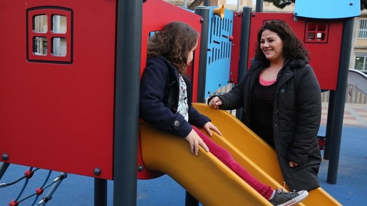 Cristina con su hija transexual, en un parque de Badalona.