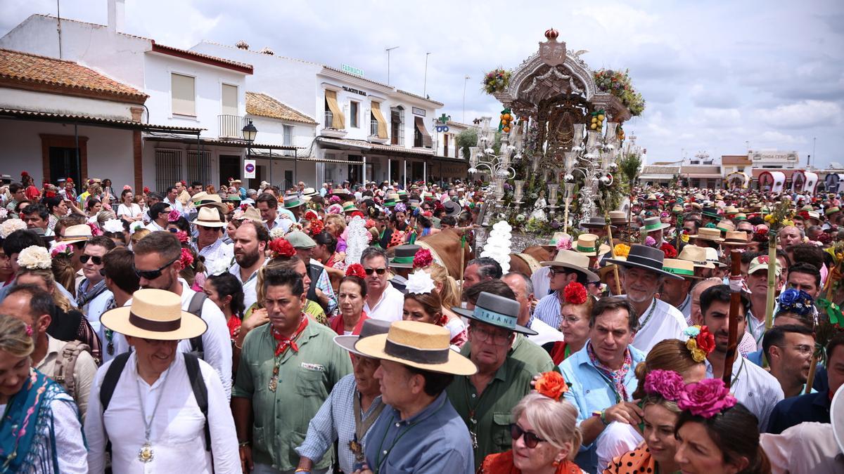 La Hermandad del Rocío de Triana llega a la presentación a la Ermita de la Blanca Paloma. A 27 de mayo de 2023 en Huelva (Andalucía, España) . (Foto de archivo)