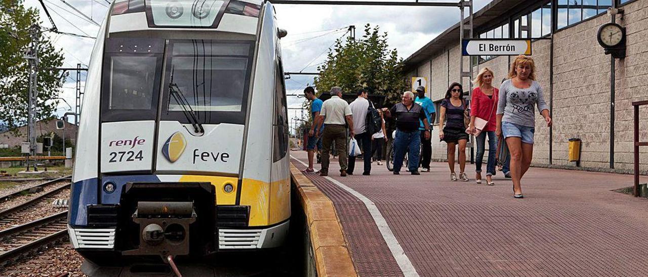 Usuarios de la línea ferroviaria de Feve, en la estación de El Berrón (Siero).