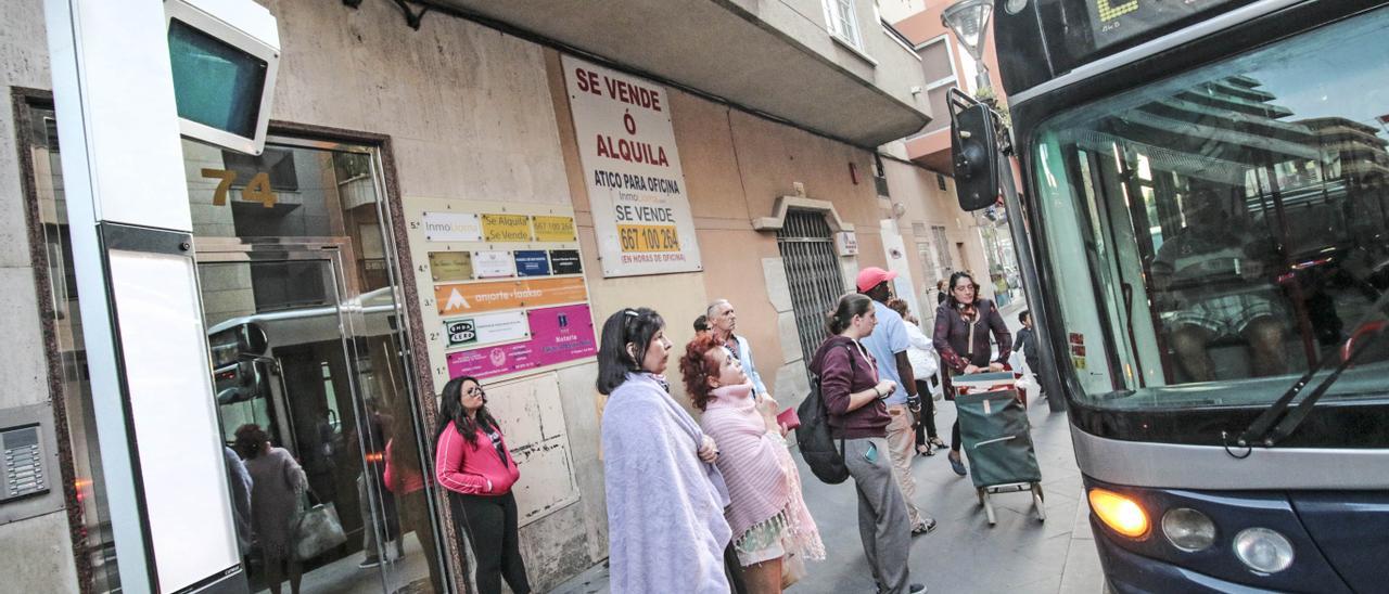 Imagen de archivo de la parada de bus urbano en el Hotel Fontana de Torrevieja, una de las principales de la ciudad