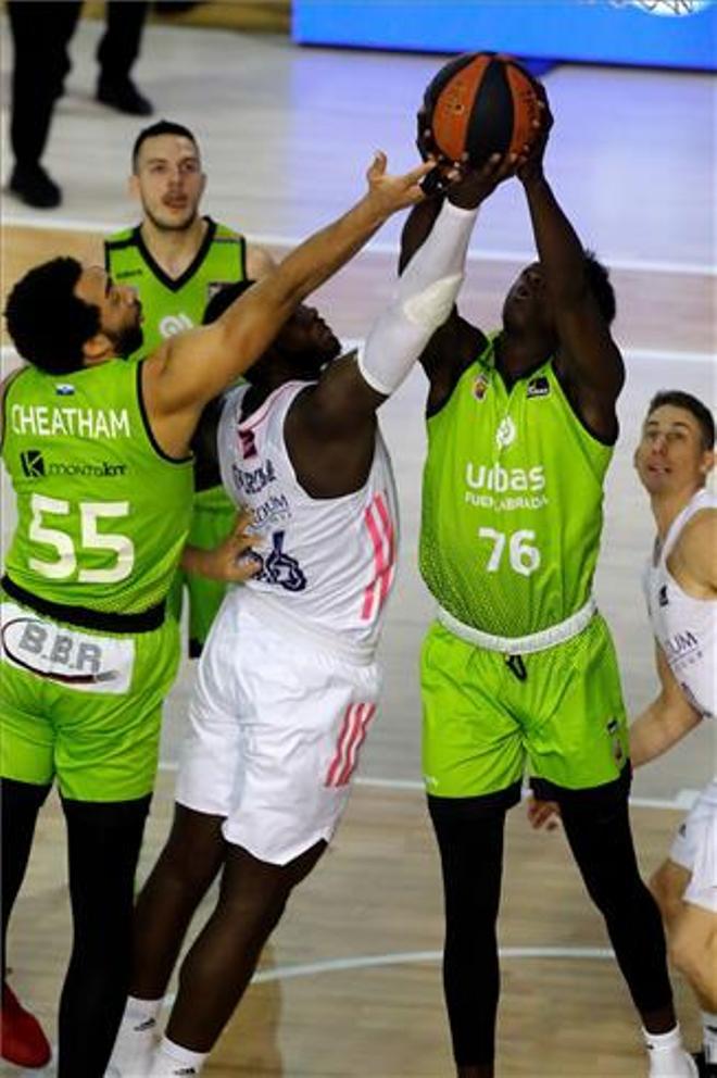 El joven Bagayoko disputa el rebote con Garuba, otra de las promesas del baloncesto madrileño.