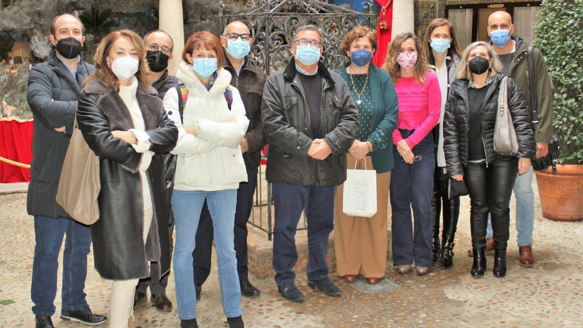 Profesores franceses posan con el alcalde durante su visita al ayuntamiento de Almendralejo