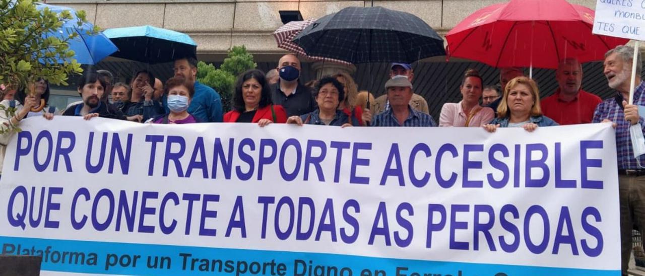 Protesta de usuarios del autobús en la comarca de Ferrolterra en Ares.   | // L. O.