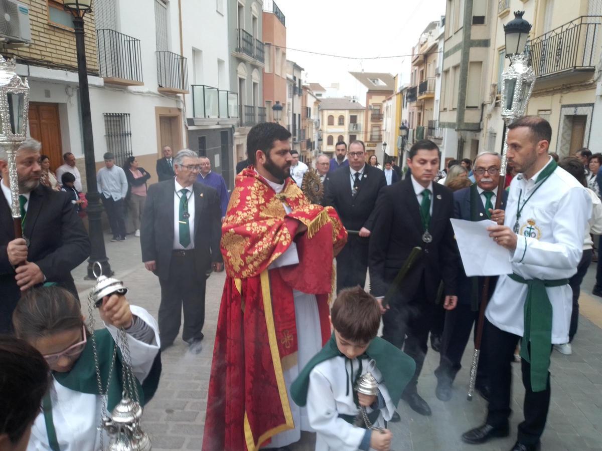 El párroco David Matamalas portando la reliquia del Lignum Crucis en Domingo de Ramos por la tarde en Rute.
