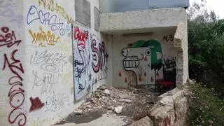 Éste es el aspecto actual del Casino de Calvià, en estado de abandono y entre grafitis