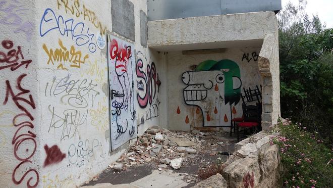 Éste es el aspecto actual del Casino de Calvià, en estado de abandono y entre grafitis