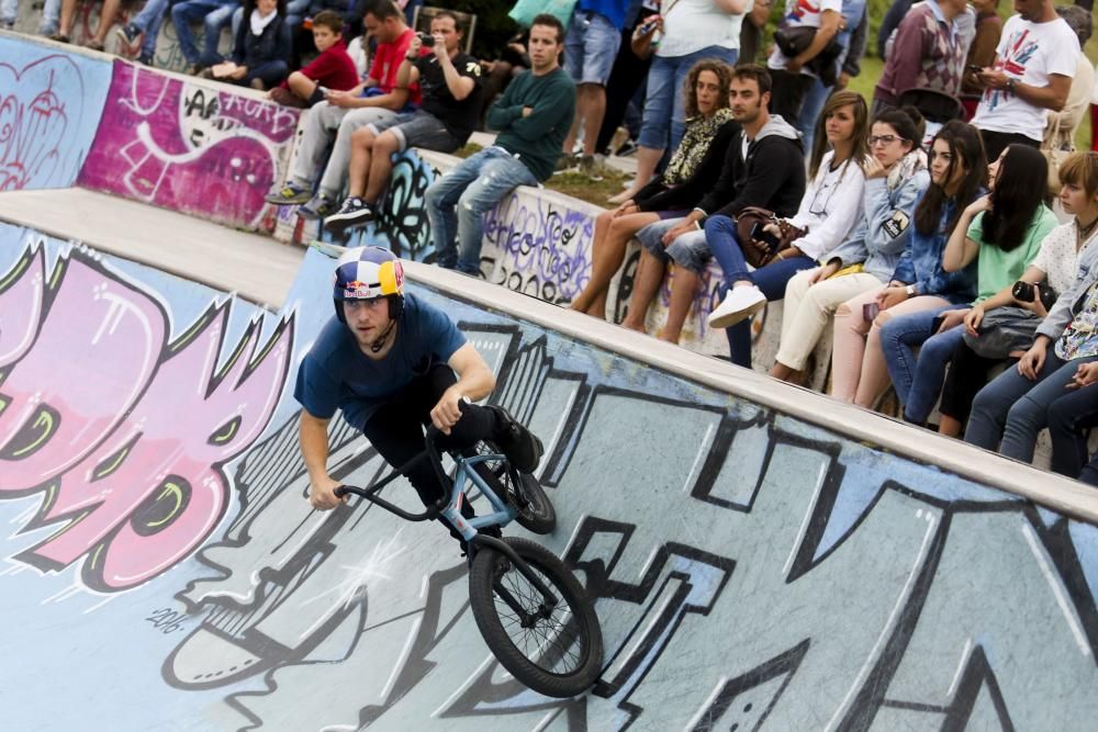 Espectáculo de BMX en el skatepark de Cimadevilla