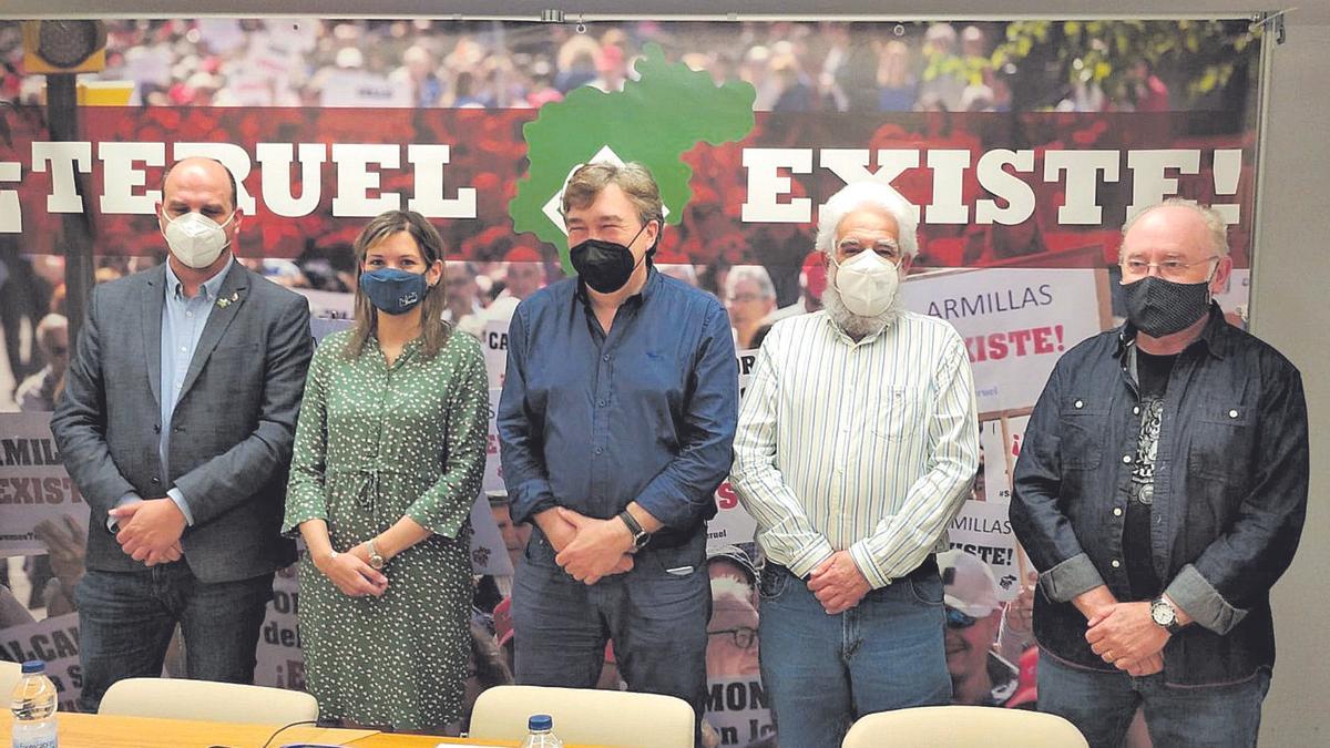 Los senadores Joaquín Ejea y Beatriz Martín, el diputado nacional Tomás Guitarte, y los portavoces del movimiento Manolo Gimeno y Domingo Aula, en el anuncio de que concurrirán a las elecciones..