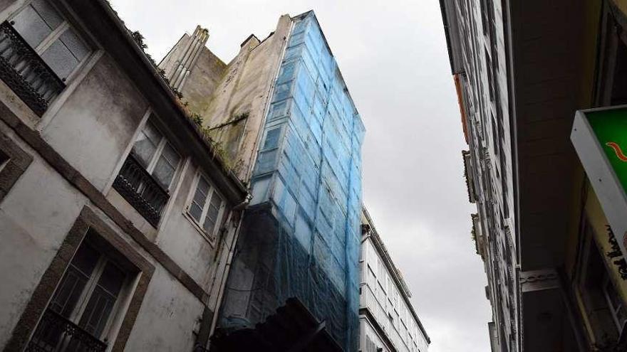 Edificio en estado ruinoso en la calle del Orzán.