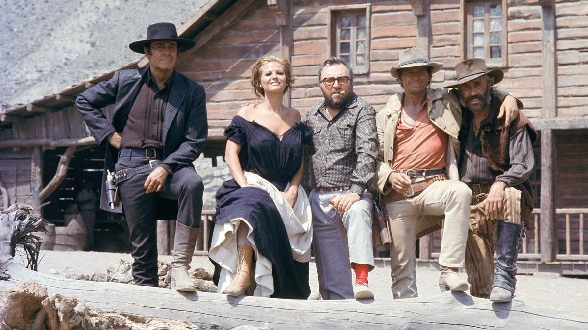 Henry Fonda, Claudia Cardinale, Sergio Leone, Charles Bronson y Jason Robards, durante el rodaje de 'Hasta que llegó su hora'