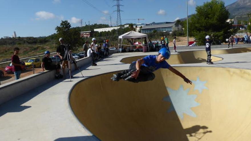 El skatepark de La Nucía se llena de «rollers» en su primera prueba federada