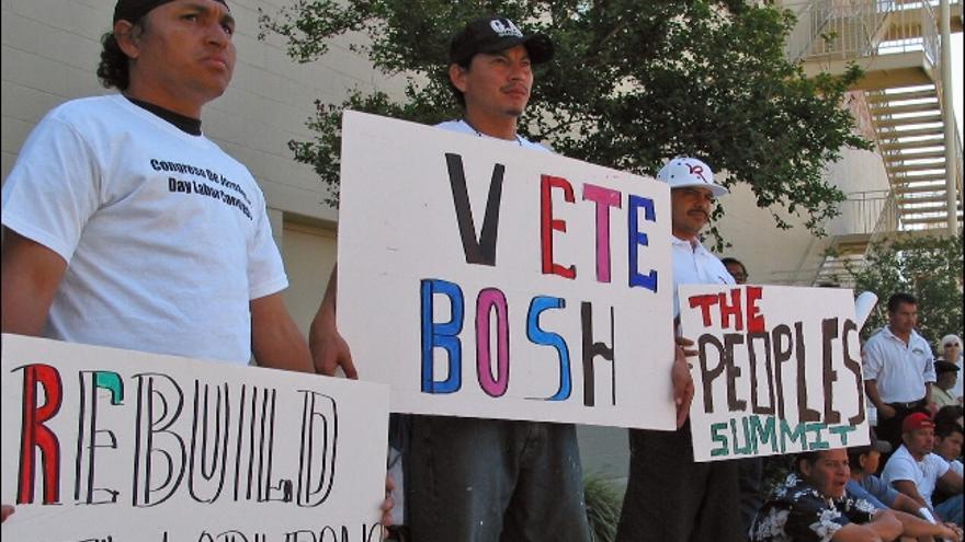 Activistas de 35 grupos civiles de Estados Unidos, México y Canadá iniciaron hoy, 20 de abril de 2008, una serie de protestas en víspera de la cuarta cumbre de líderes de Norteamérica en Nueva Orleans, Luisiana (EEUU). En señal de repudio al encuentro trilateral, que busca cimentar la Alianza para la Seguridad y Prosperidad de América del Norte (ASPAN), los manifestantes hicieron un simulacro de la deportación del presidente estadounidense George W. Bush por parte de jornaleros mexicanos.