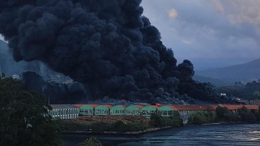Un incendio en una nave anexa a Pontesa provoca una intensa humareda negra